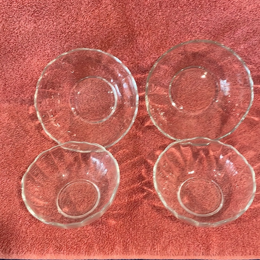 Set of 4 glass bowls